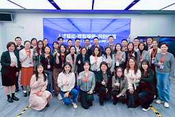 走进标杆现场，共探AI转型——USDT钱包国际携手企业高管参访埃森哲智能运营中心